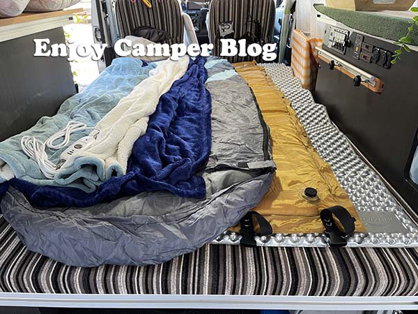 車中泊時の寝具はクローズドセルマット＋インフレーターマット＋寝袋＋マイクロフリース＋電気毛布