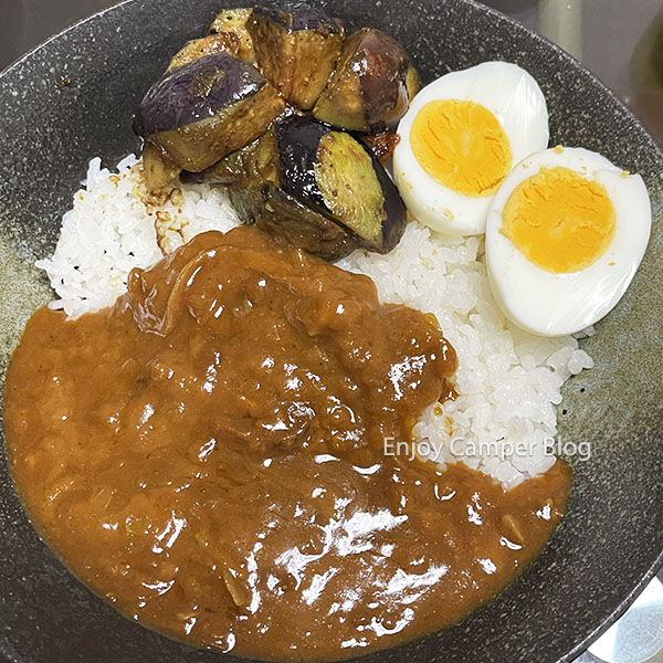 銀座カレーと茄子のソテー、ゆで卵